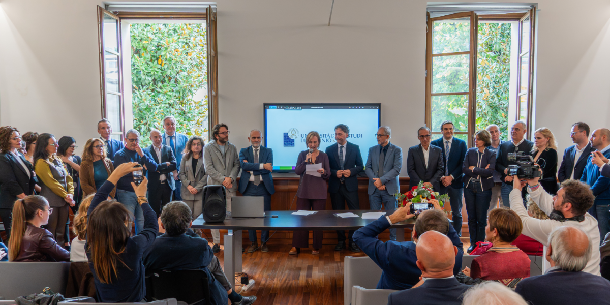 Una foto di gruppo dei delegati della rettrice