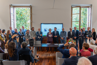 Una foto di gruppo dei delegati della rettrice