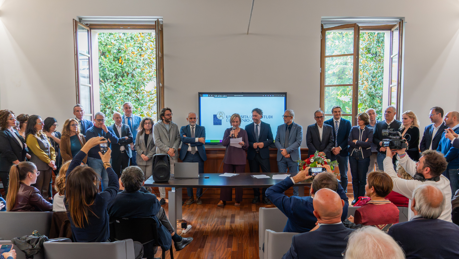 Una foto di gruppo dei delegati della rettrice